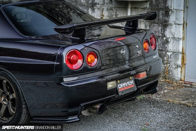 R34 SKYLINE GT 新車色見本激レア 1億円超え確実!? 日産「スカイラインGT-R」極上青ボディがスゴい！ R34