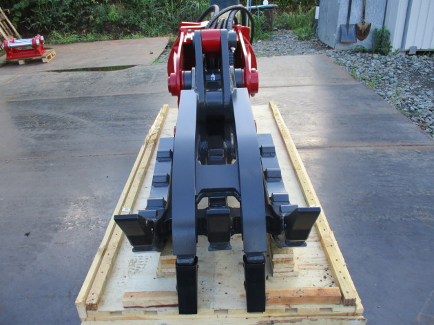 コベルコ建機SK135SR-5用に油圧式フォークグラップルFFS120納品｜建設