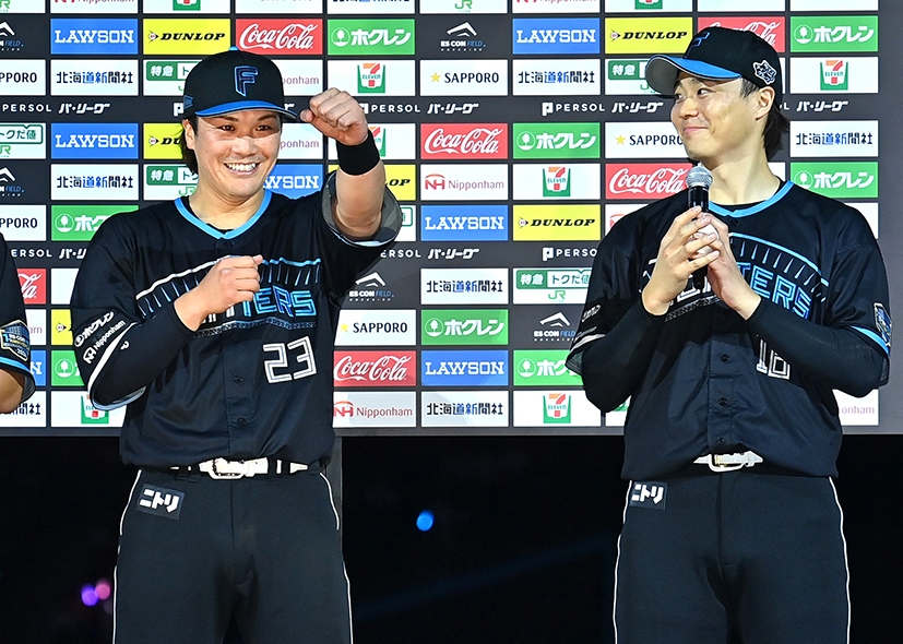 貴重な適時打を放った伏見寅威が山崎福也と〝さちとら〟でお立ち台