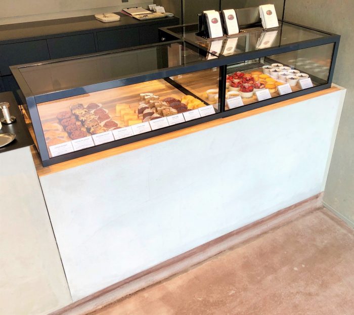 Coffee & Craft Chocolate YARD - オリジナル高機能ケーキケース・冷蔵