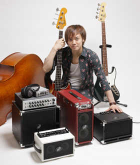 二家本亮介がフィル・ジョーンズ・ベースのサウンドをチェック