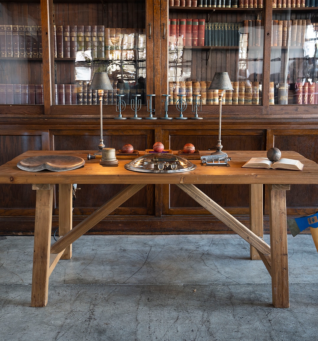 静かな存在感を放つテーブル |ディテールまでこだわり抜いたデザイン