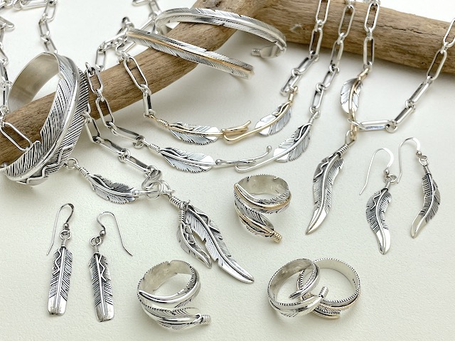 ナバホ 03-0722 ハーヴィー・メイス作 イーグルフェザー・ペンダント