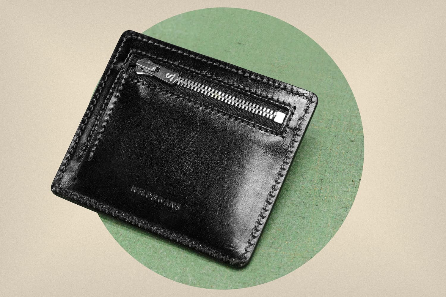 逃したら後悔必至の革財布が完成。ワイルドスワンズ別注を、工房から