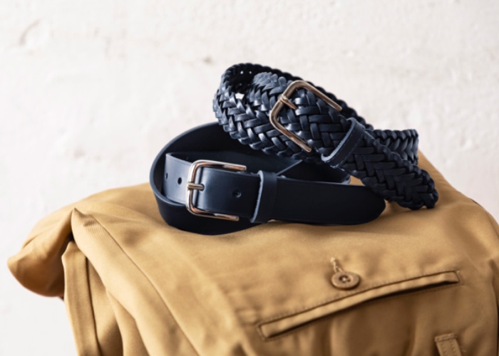 黒じゃない！ひと捻り】オン・オフで上品＆洒脱に見せるネイビーレザー