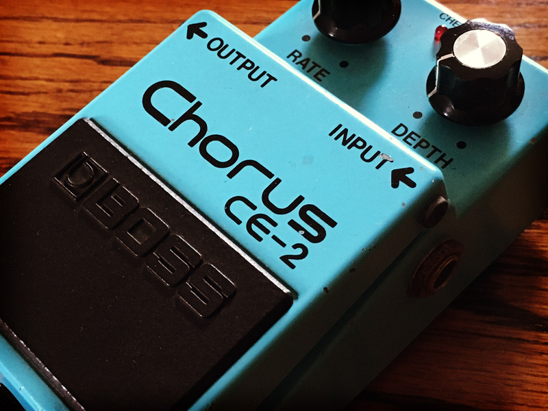 BOSS CE-2 アナログコーラス（銀ネジ＆黒ネジ）を比較レビュー | 魔法