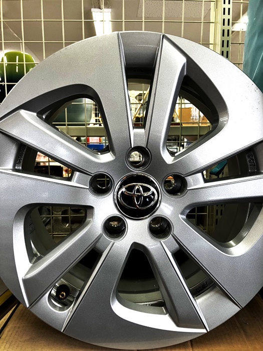今回は【TOYOTA プリウス50系用 純正アルミホイール 15インチ】をお
