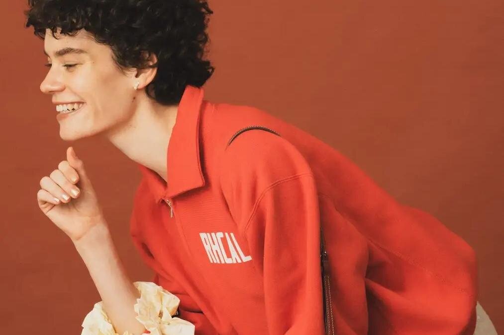 チャンピオンの“フロッキーロゴ”入りハーフジッププルオーバー、RHC