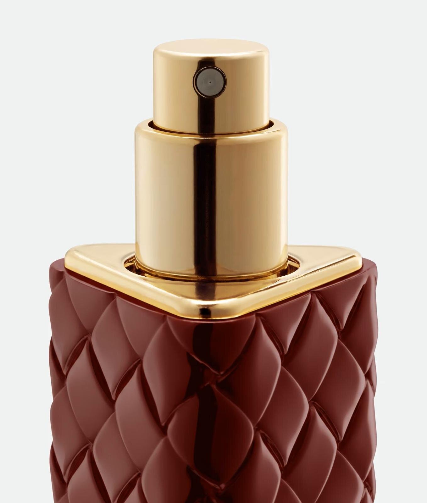 ボッテガ・ヴェネタ“編み込み”フレグランスケースに26年春新色、香りを