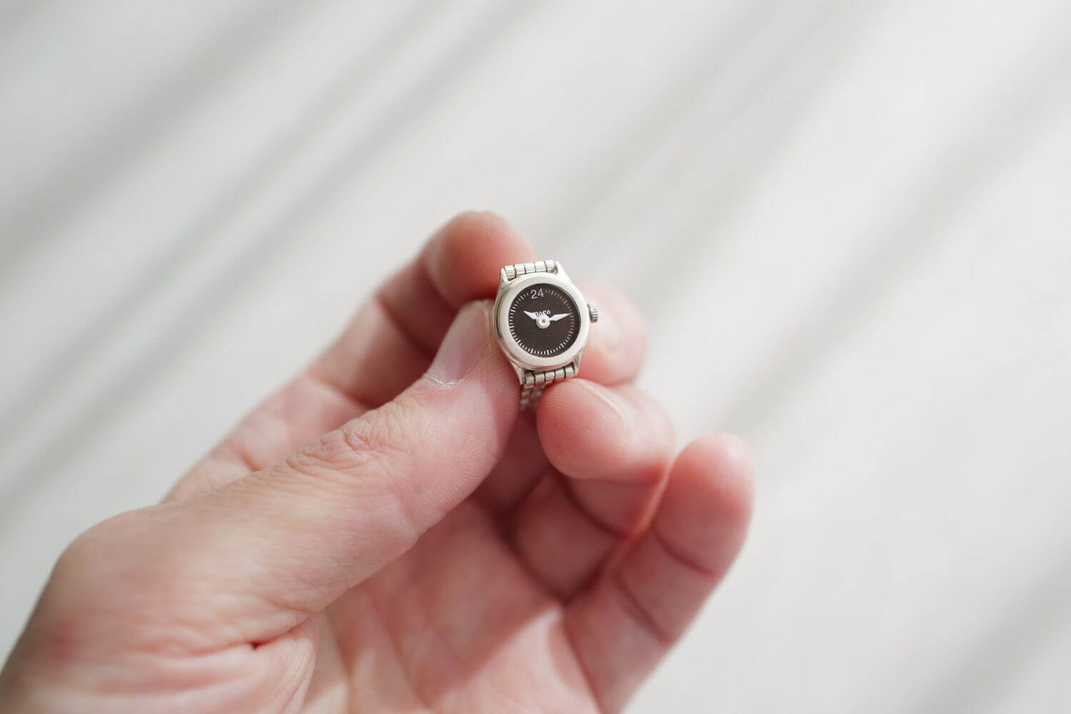 指輪感覚で着ける“指時計”「モコ」24年新作、シルバー製ケース