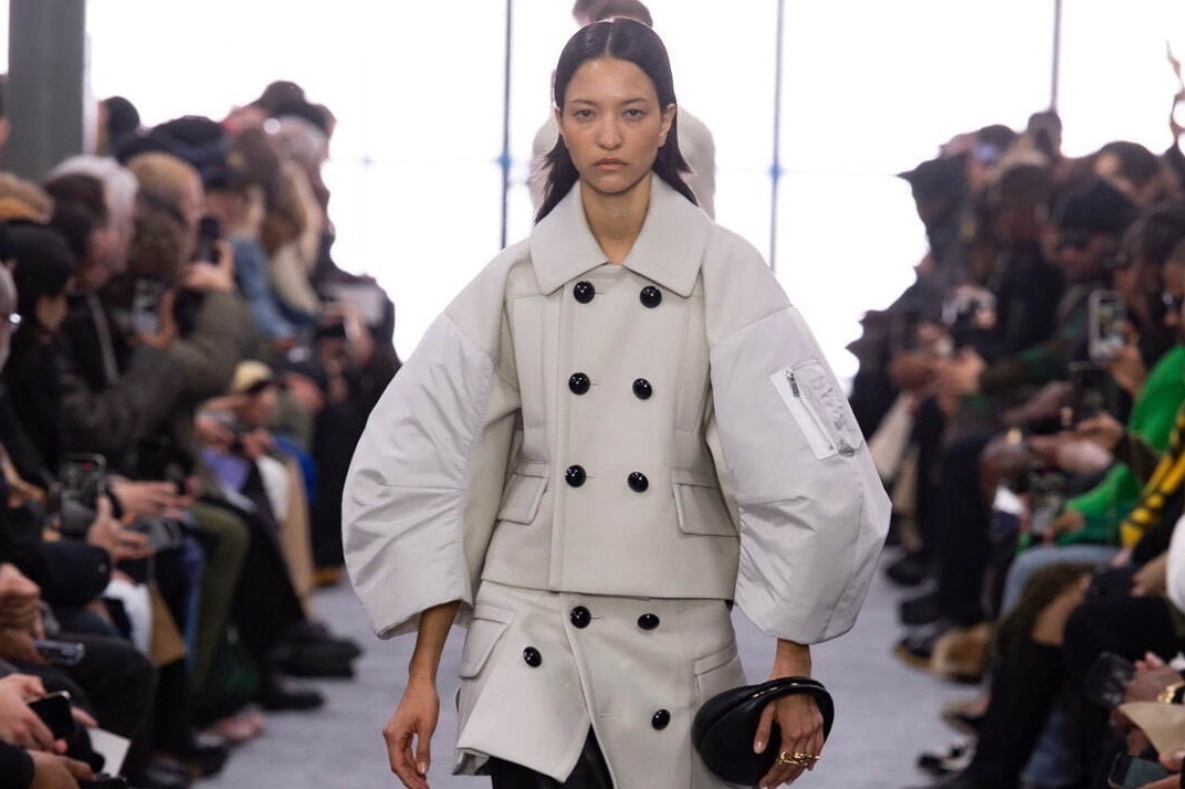 sacai24年秋冬ウィメンズ、ラウンド・シルエットのダブルコートや