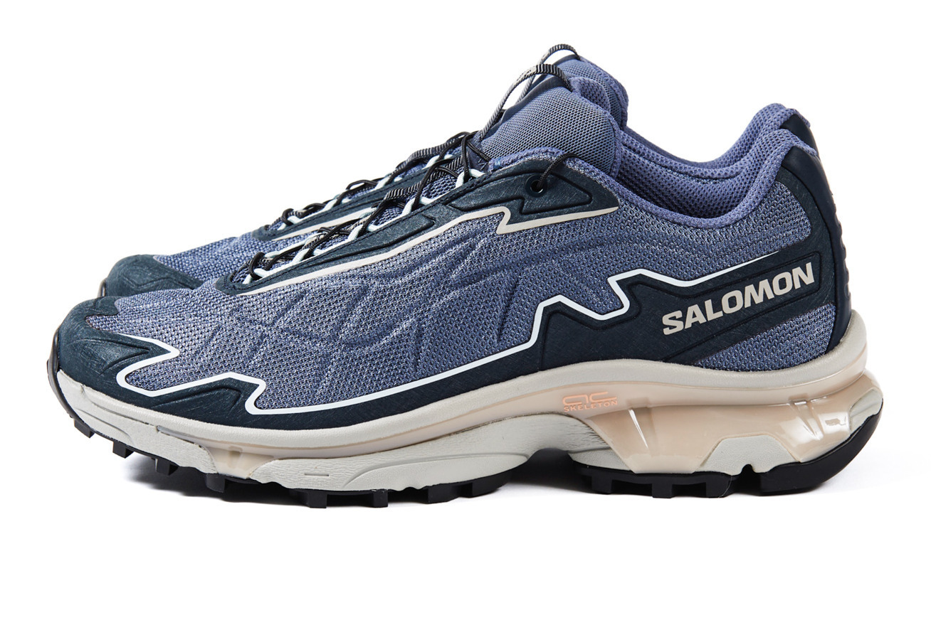 サロモンのスニーカー「XT-SLATE」ソフ限定カラー、“濃淡ネイビー”の