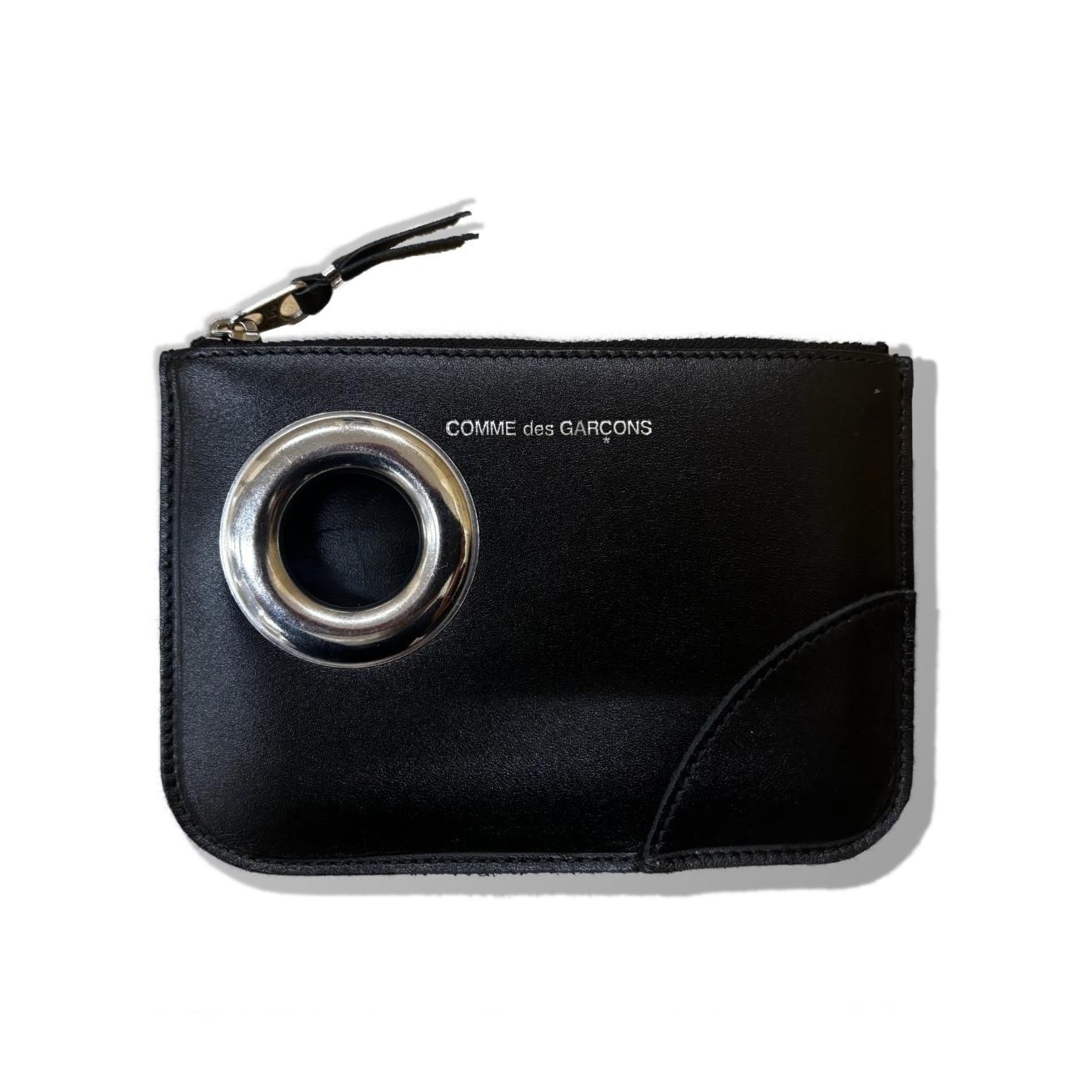 ウォレット・コム デ ギャルソン24秋冬レザーグッズ、黒ボディに大胆