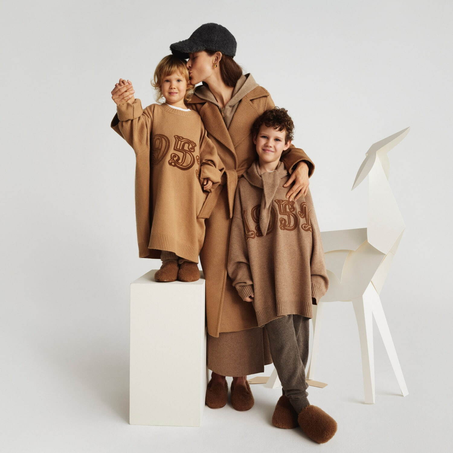 マックスマーラの24年クリスマス、名品「テディベア コート」や“M刺繍