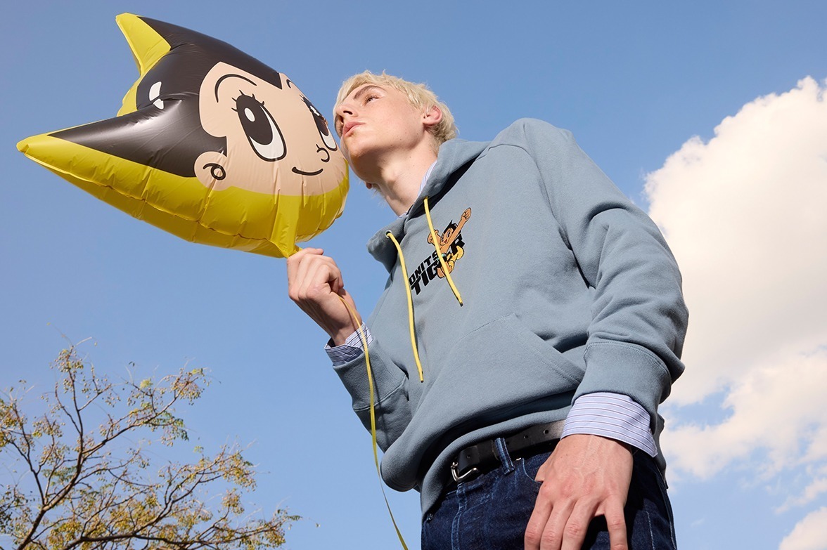 オニツカタイガー『鉄腕アトム』コラボ、“タイガーイエロー”ブーツ履い