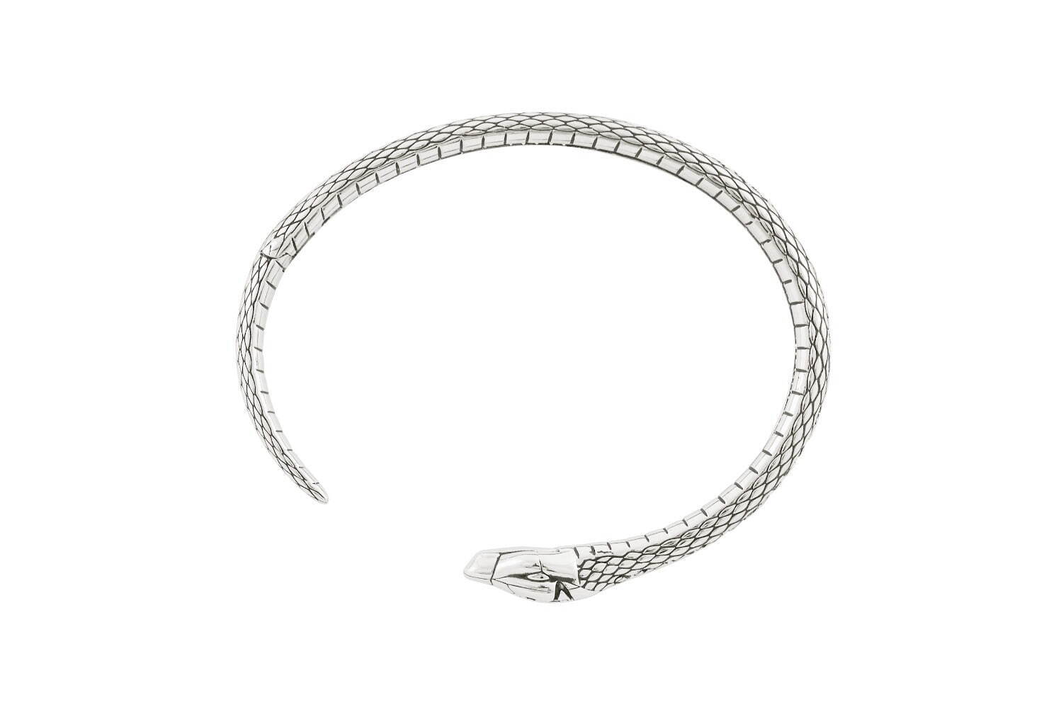 ヴィヴィアン・ウエストウッドの蛇ジュエリー、“オーブ”揺れるフープ