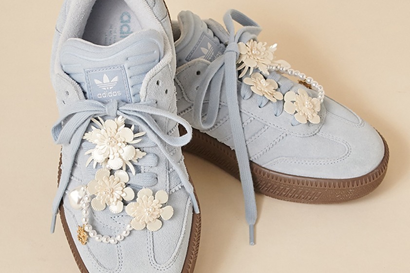 アディダス オリジナルス「サンバ」厚底スニーカー、パステルブルー