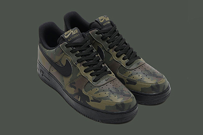 ナイキの日本限定「ナイキ エア フォース 1」カモ柄×リフレクター素材