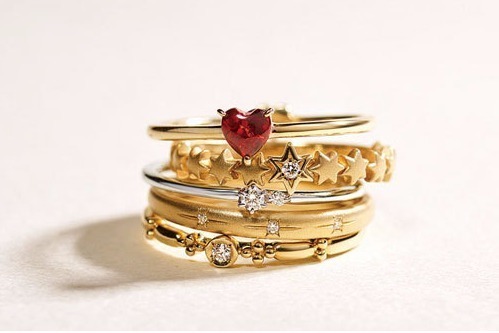 スタージュエリー ガールの新作リング、真っ赤なハートのデザインから