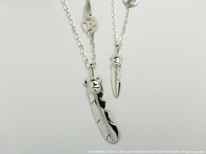 ジャムホームメイド×ベアブリックのフェザーネックレス - 時とともに