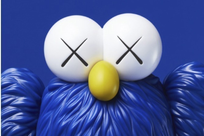 KAWS×MoMAの「BFF」フィギュアが再販、高さ8mの彫刻作品を約33cmに