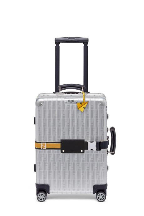 フェンディ×リモワ」コラボスーツケースに新色ブルー＆レッド、紙