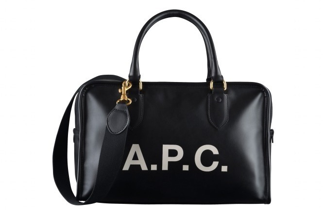 A.P.C. ボーリングバッグ」大胆ブランドロゴ入り新作ボストンバッグ
