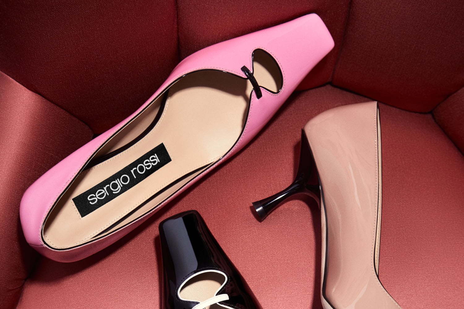 セルジオ ロッシ新作「sr トゥエンティー」パンプス、ロゴ入りバックル