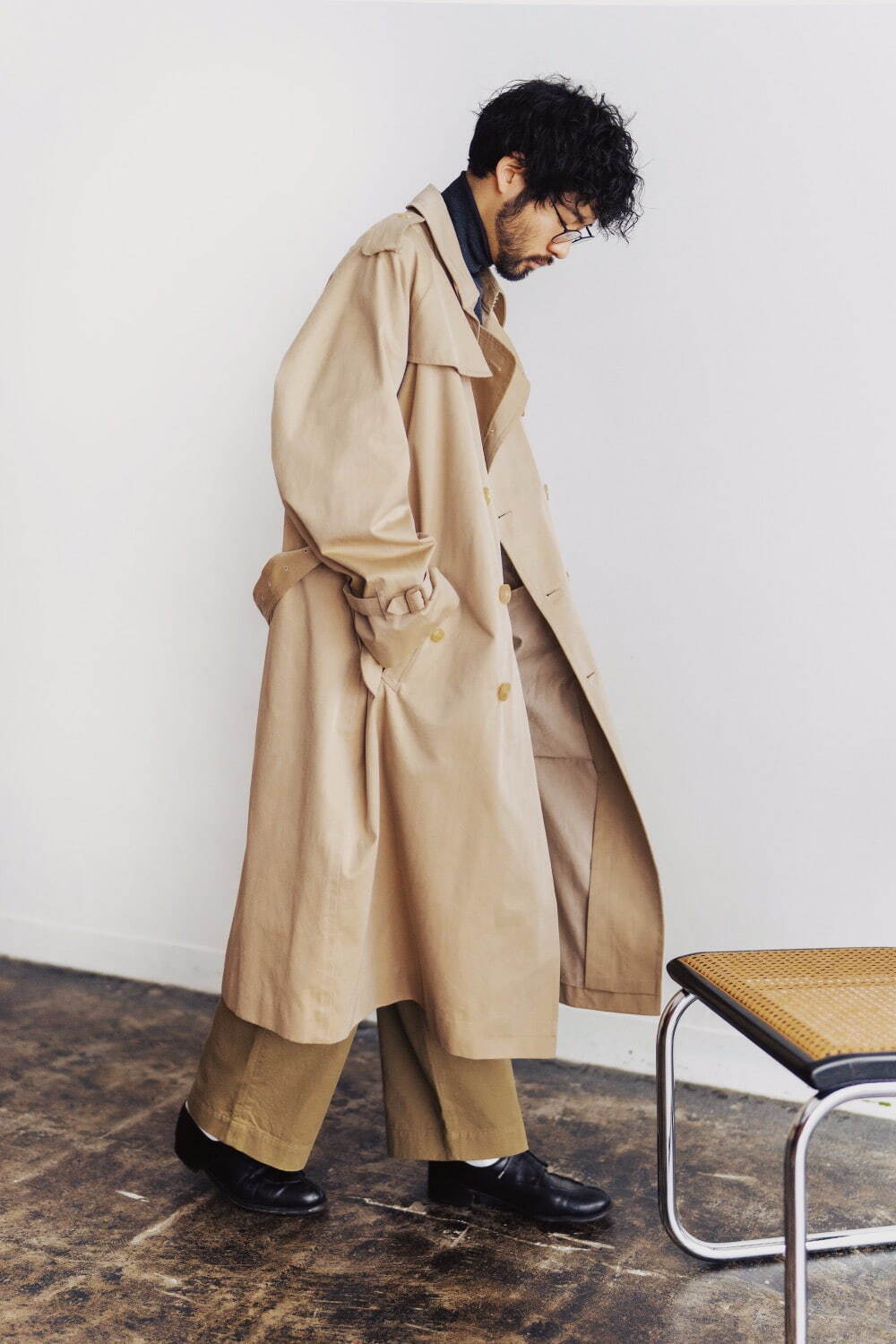 レショップ「エルイー」の新作トレンチコート、伝統的なディテールを