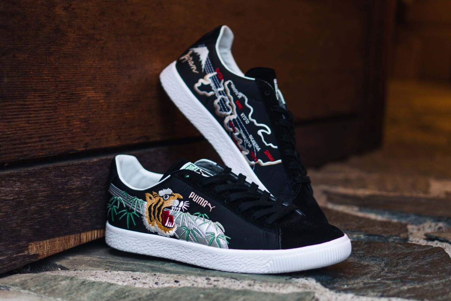 プーマ“スカジャン”着想のスニーカー「プーマ スウェード」光沢