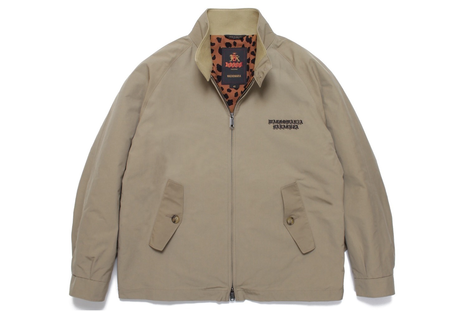 ワコマリアとバラクータのコラボジャケット、フロントにロゴ刺繍