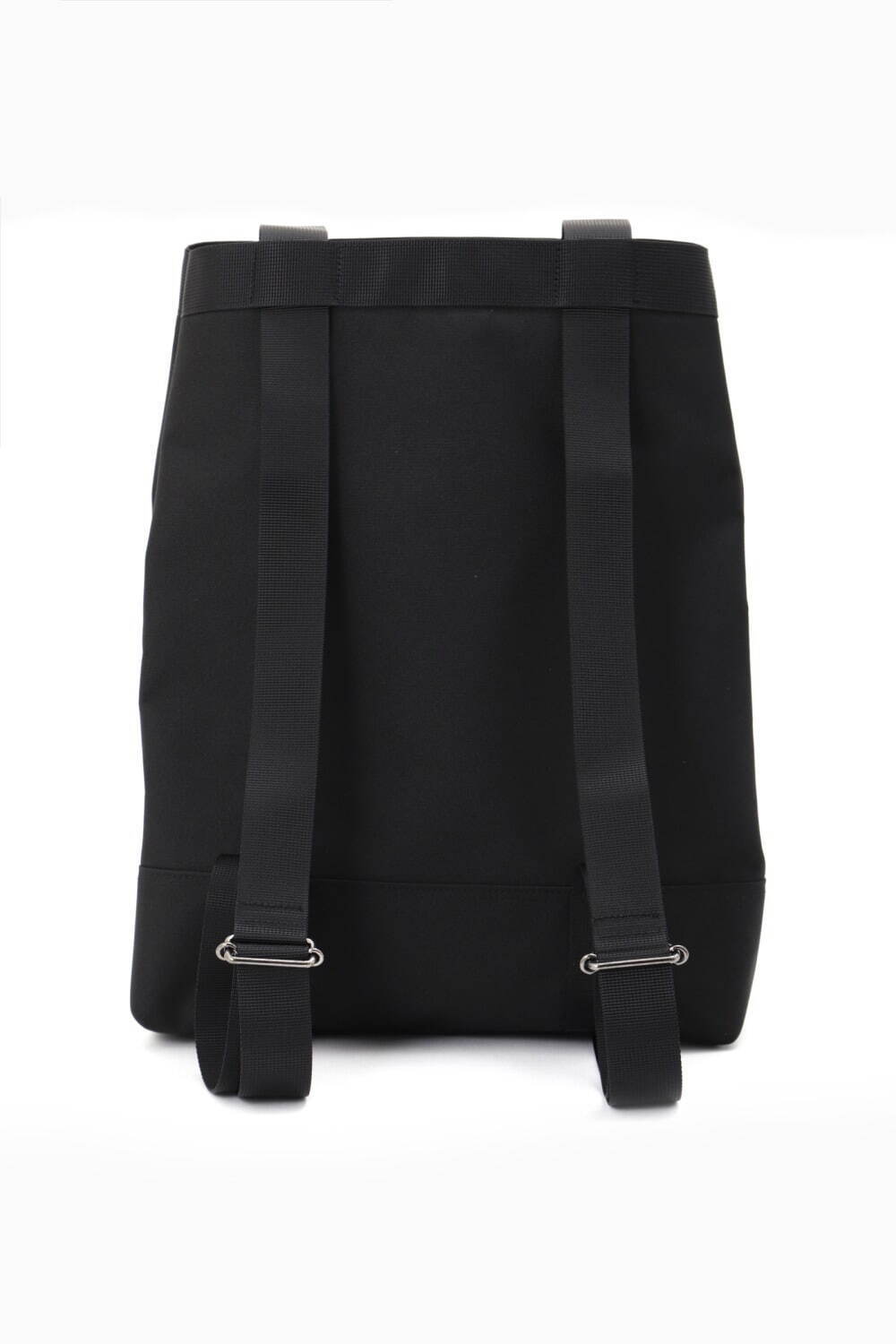 ポーター×マーガレット・ハウエルの2WAYバッグ、構築的シルエットの