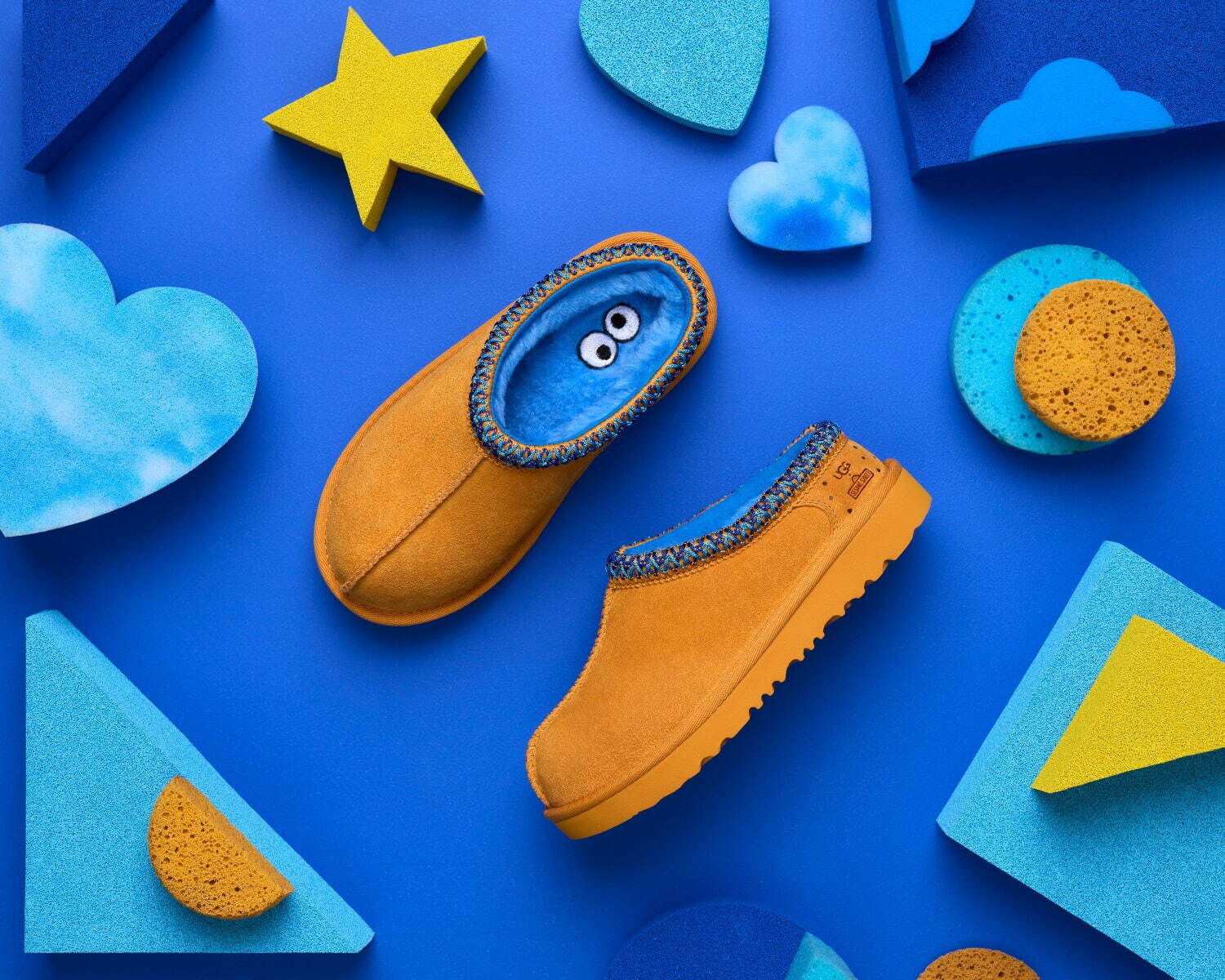 UGG×セサミストリート」“エルモ＆クッキーモンスター”のベビーシューズ