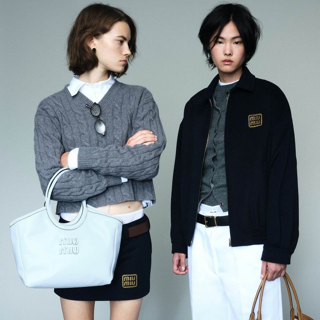 ミュウミュウ23年秋冬ウェアが伊勢丹新宿に、“ユニフォーム”風