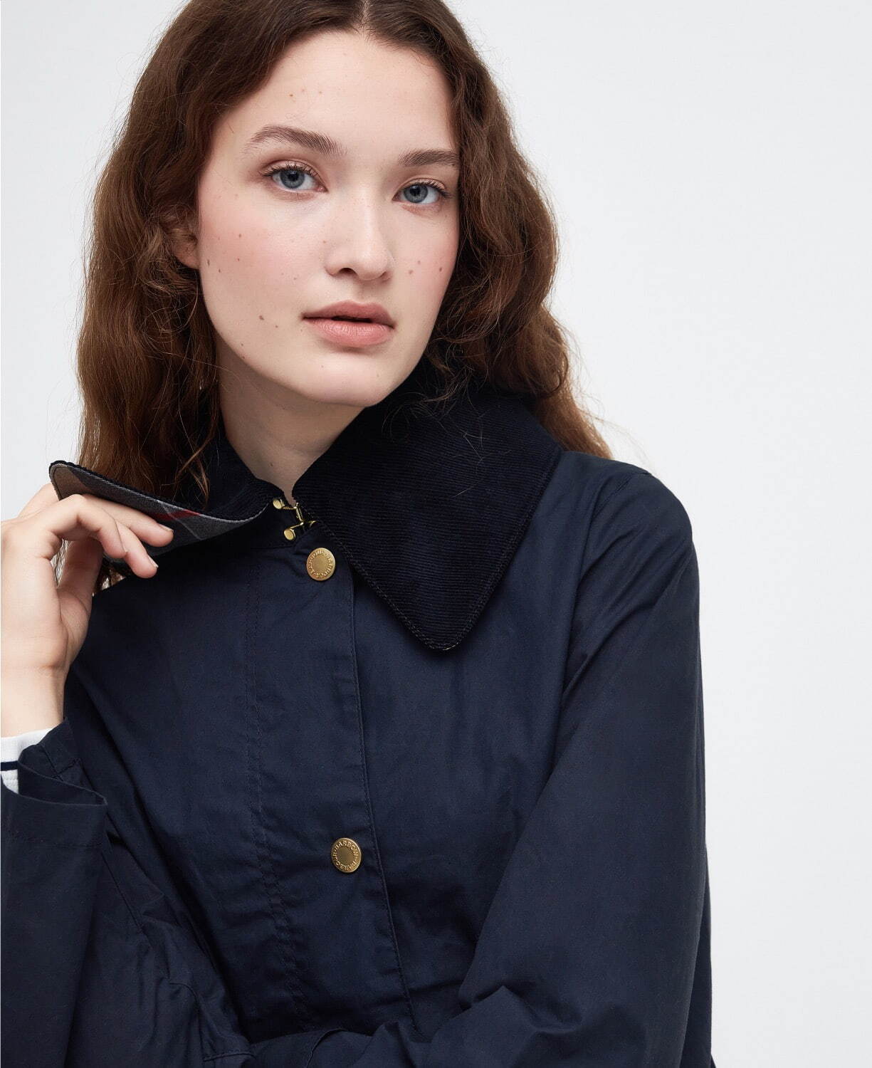 バブアーの24年春ウィメンズ新作、コーデュロイ襟のワークコート