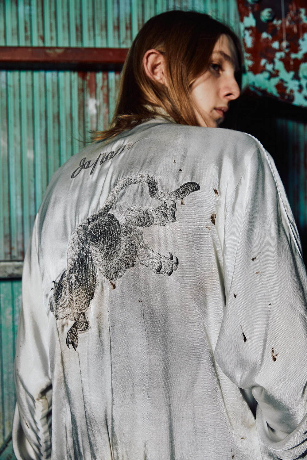 ダイリク「葛飾北斎」“虎”作品の刺繍入りリバーシブルスカジャン