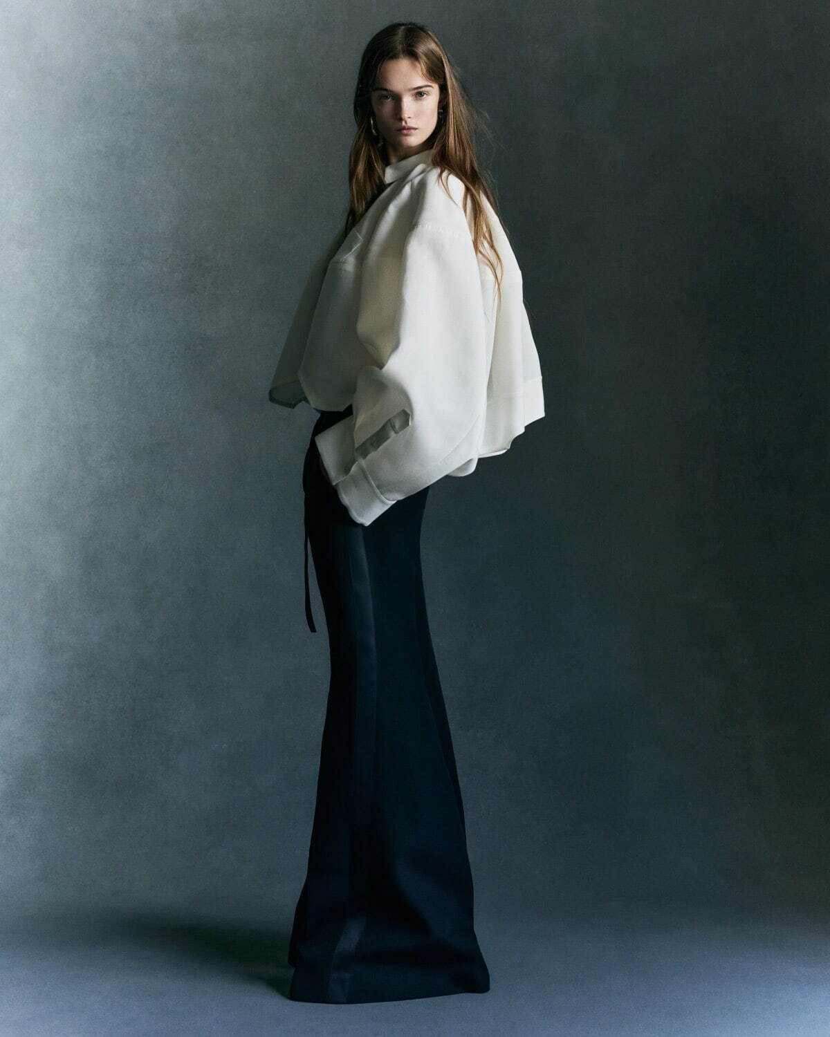 sacaiの24年春夏ウィメンズ、ラウンドシルエットのジャケット