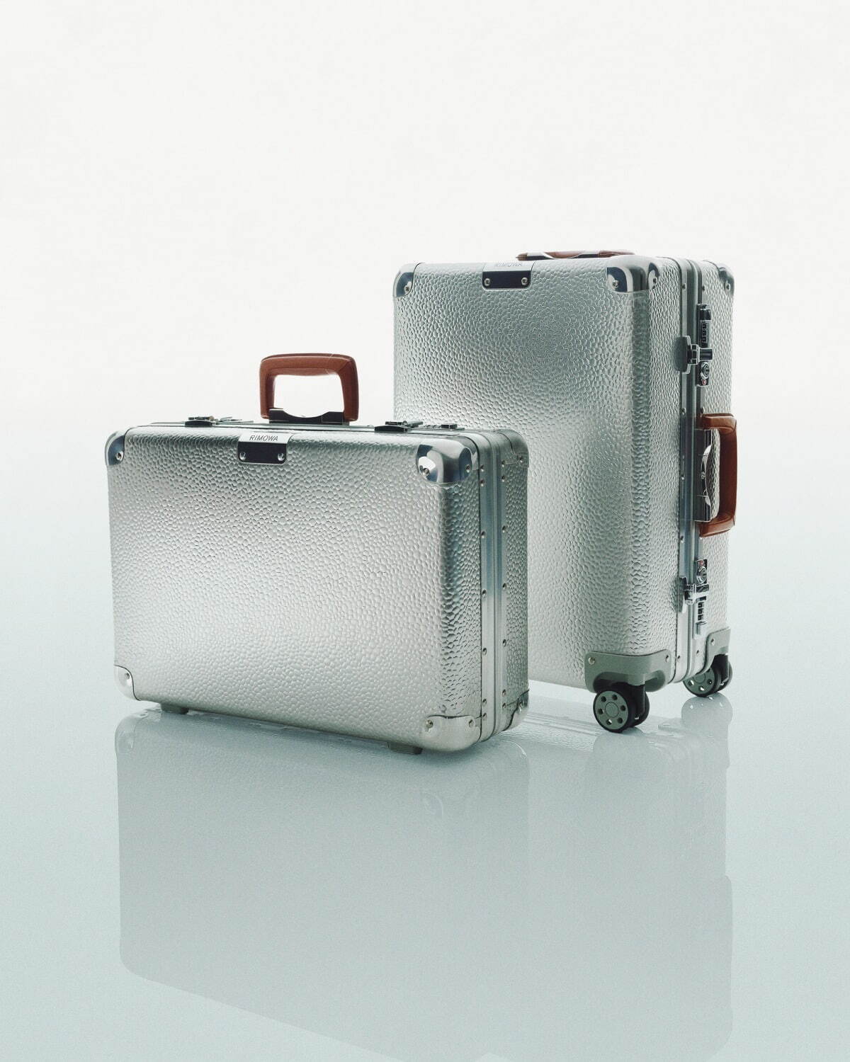 リモワ“ヴィンテージのような”限定スーツケース、溝のないアルミニウム