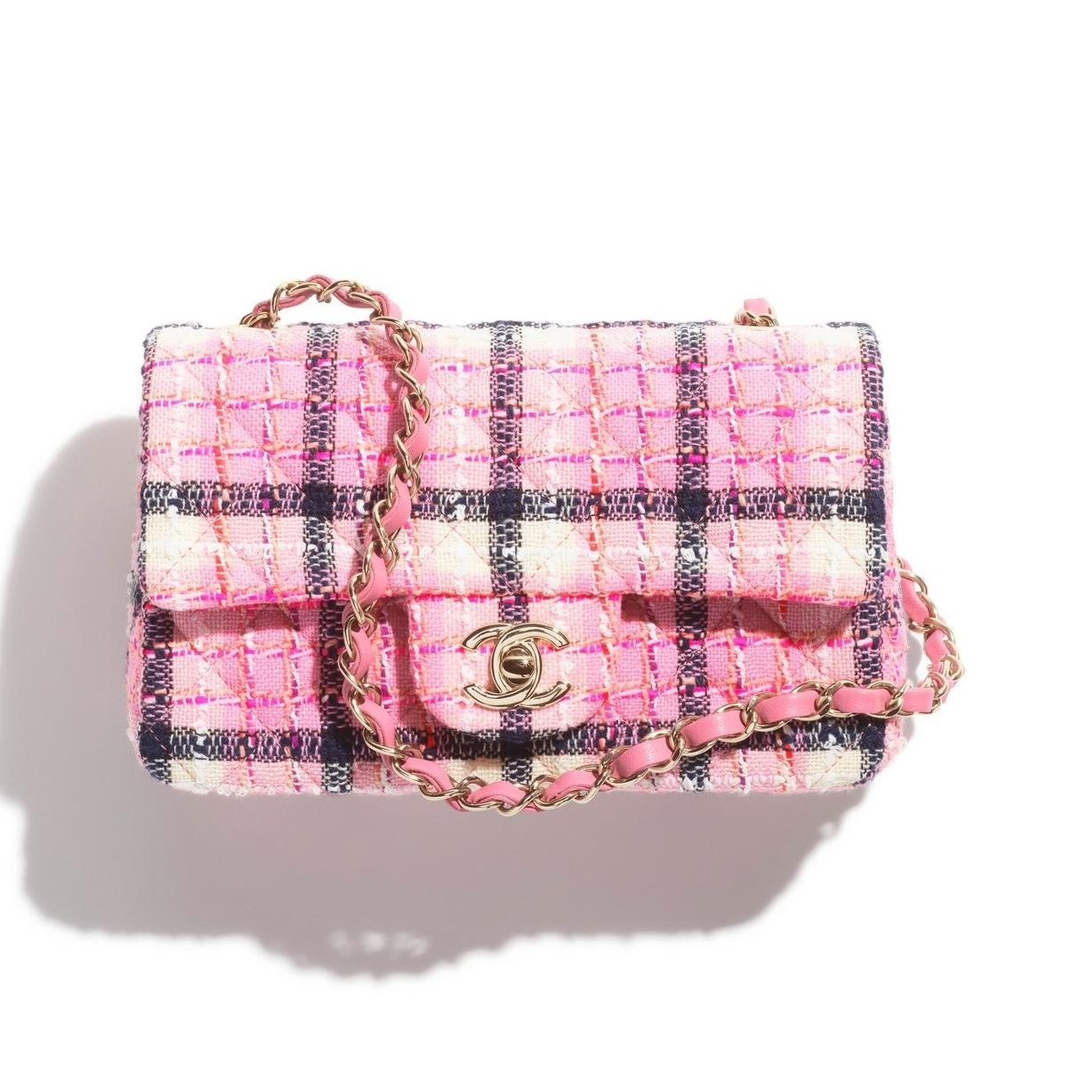 シャネル24年春夏新作バッグ、グラデーションツイードのフラップバッグ