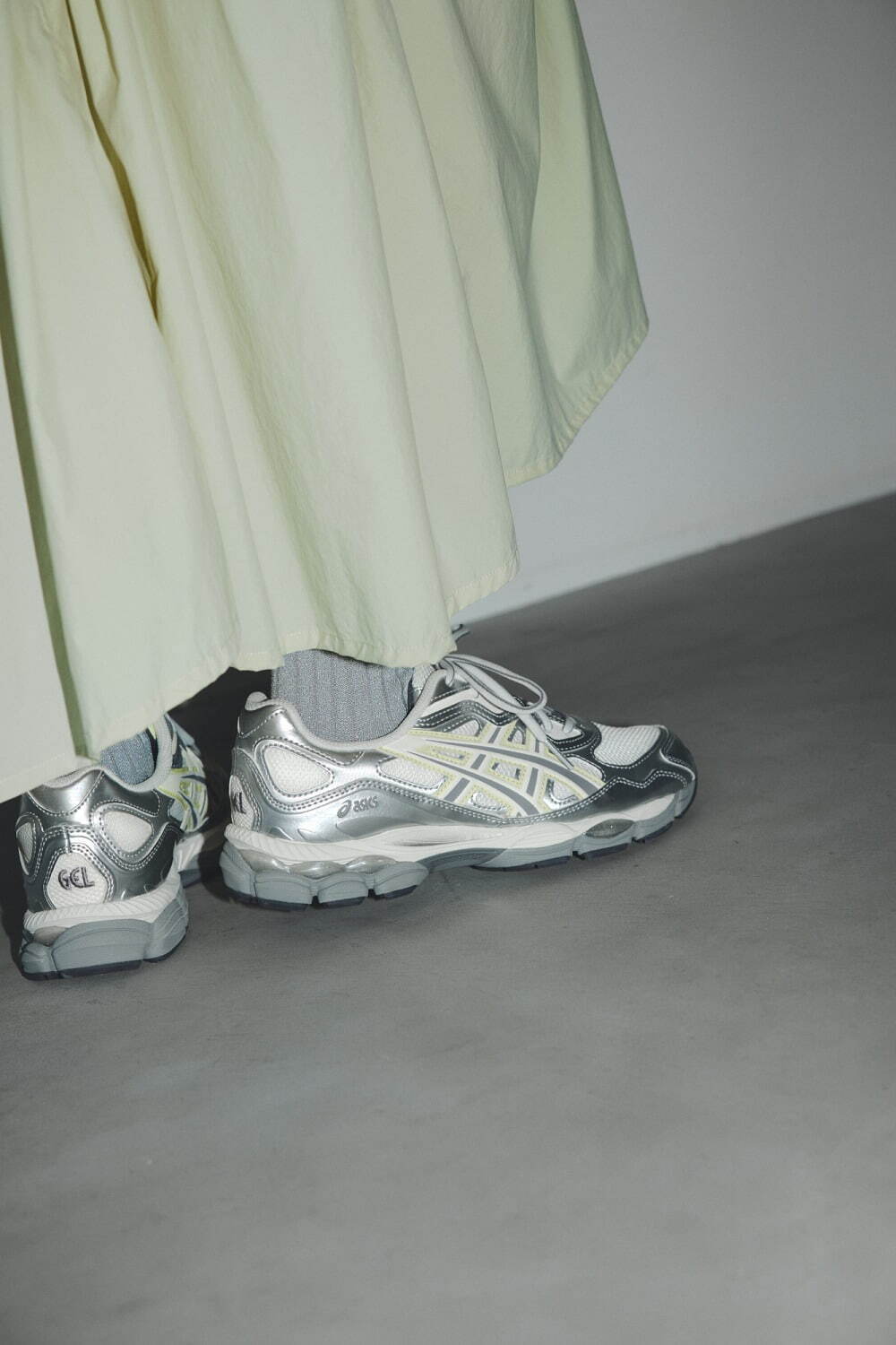 エミ×アシックスのコラボスニーカー「ゲルNYC」メタリックアッパー