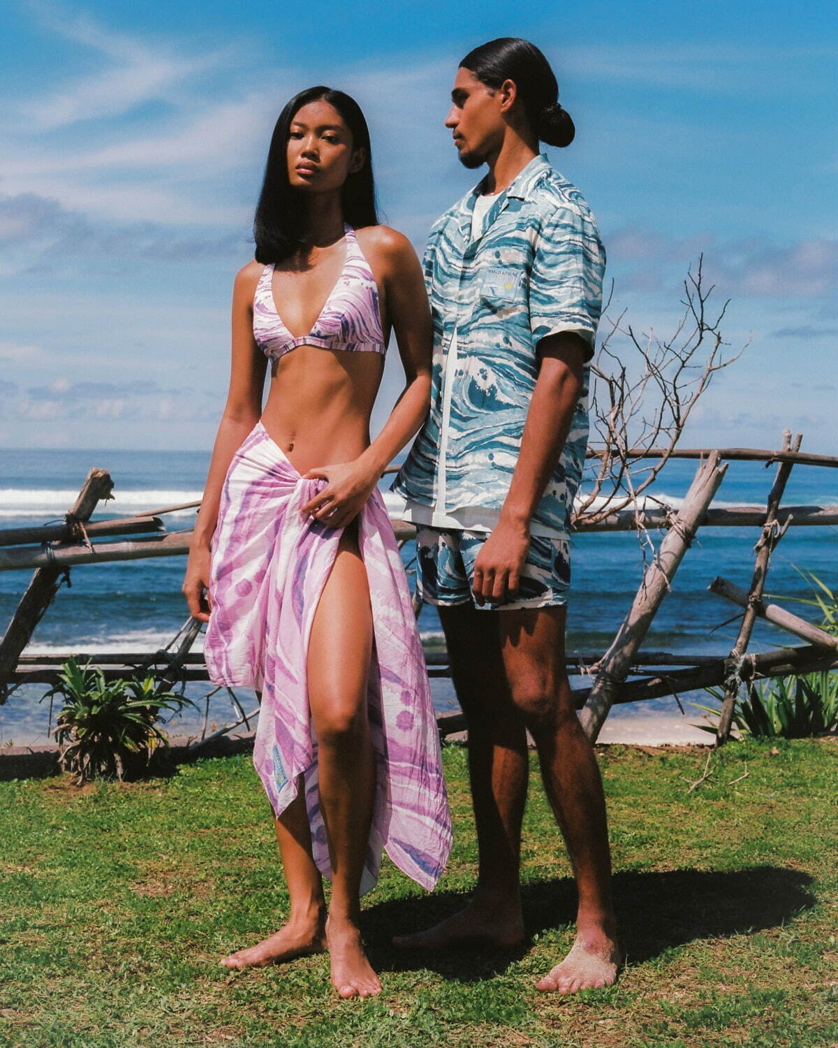 メゾン キツネの波打つカモフラージュ柄スイムウェア＆シャツ、仏