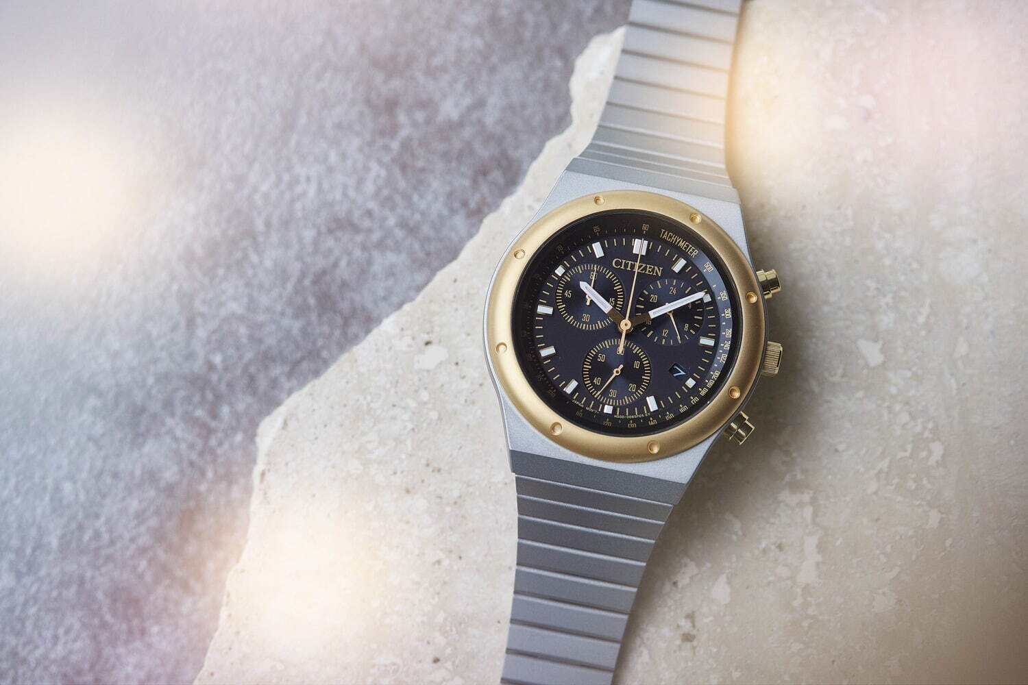 シチズンコレクションの腕時計「1984 クロノグラフ」“昭和ゴールド”で