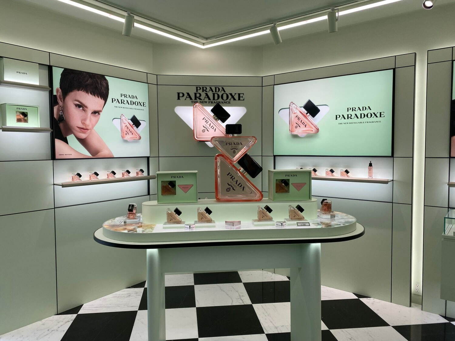 プラダ ビューティ」表参道に限定ストア、 「パラドックス」限定