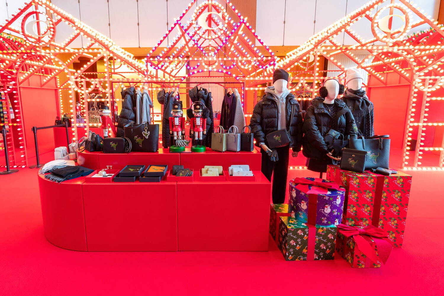 コーチ23年クリスマス“スケートを楽しむ恐竜”「レキシー」バッグ、東京