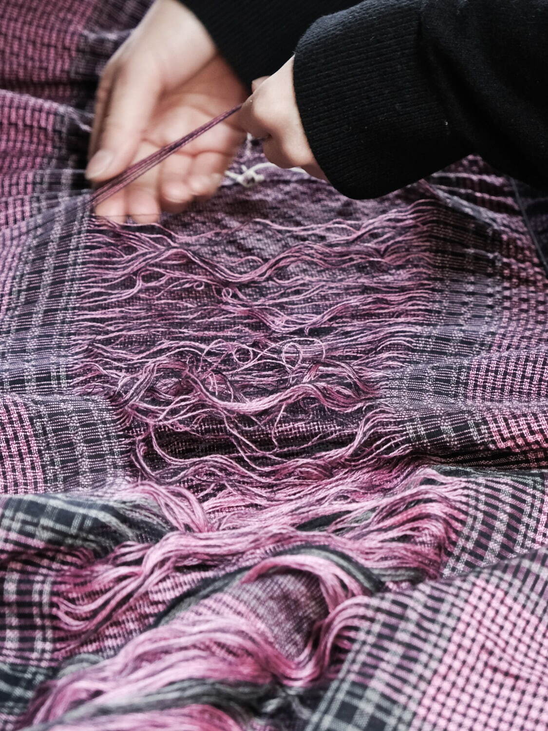 HaaT、軽やかな大判ストール「クレープタータン」を紹介する展示が