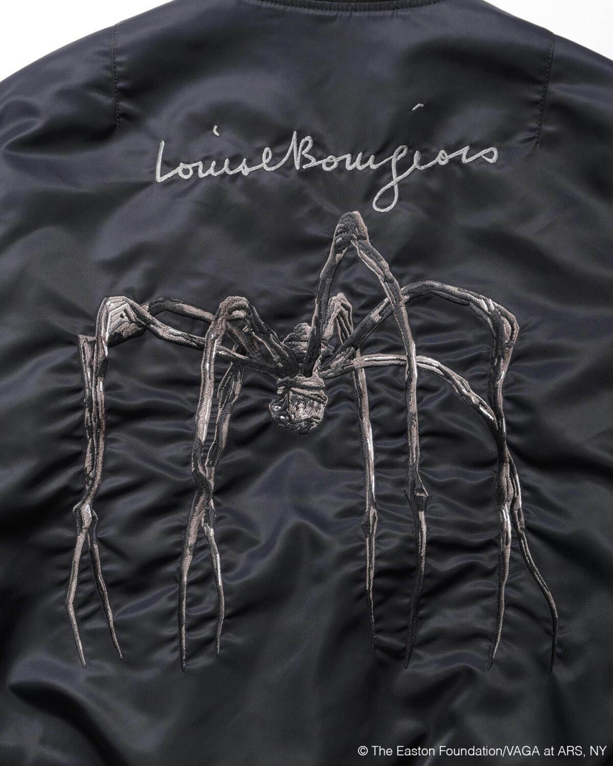 ソフ×ルイーズ・ブルジョワ、蜘蛛の作品《ママン》刺繍のフライト