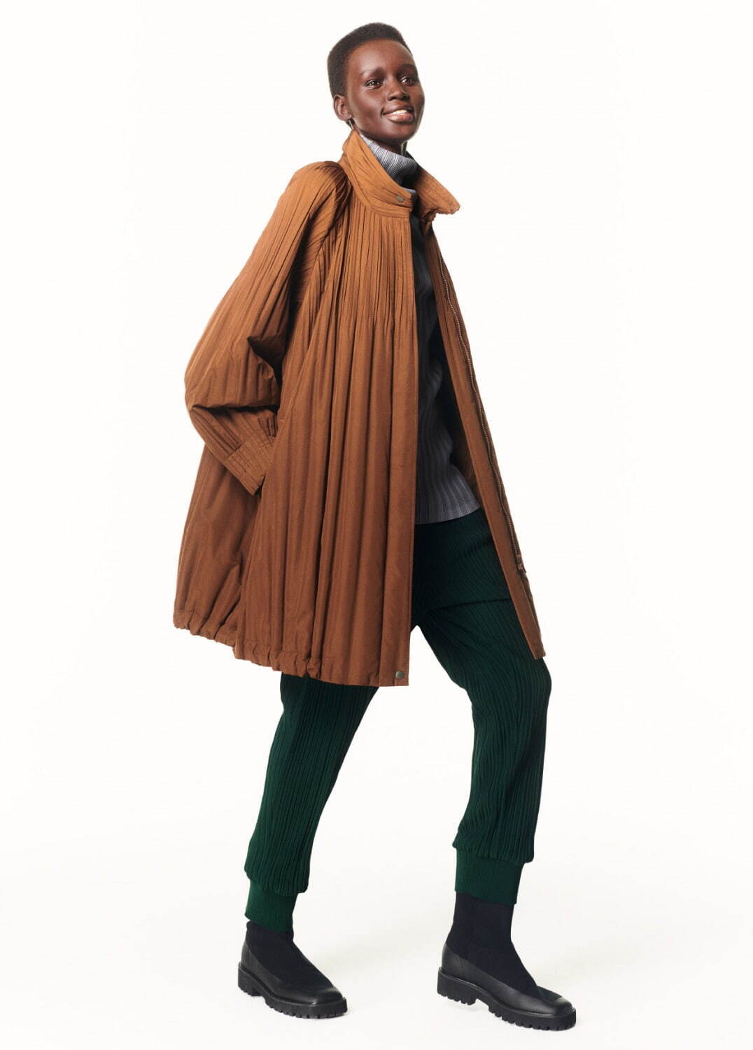 プリーツ プリーズ イッセイ ミヤケ24年秋冬、“時空の歪み”トップスや