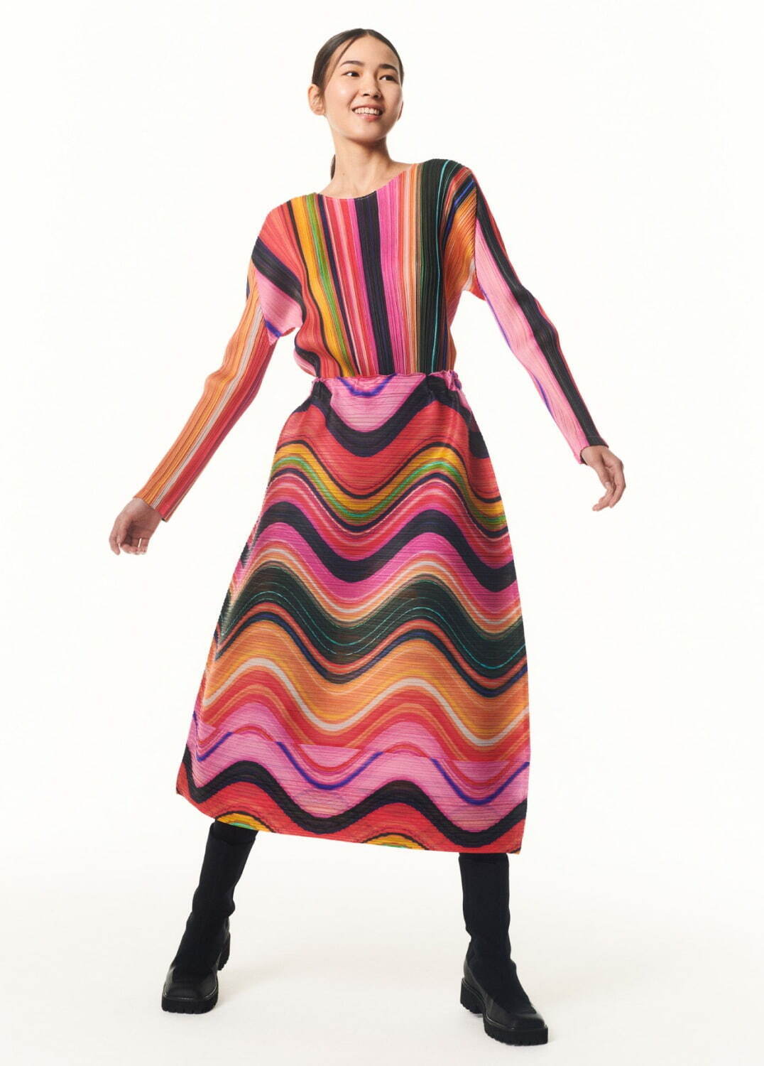 プリーツ プリーズ イッセイ ミヤケ24年秋冬、“時空の歪み”トップスや