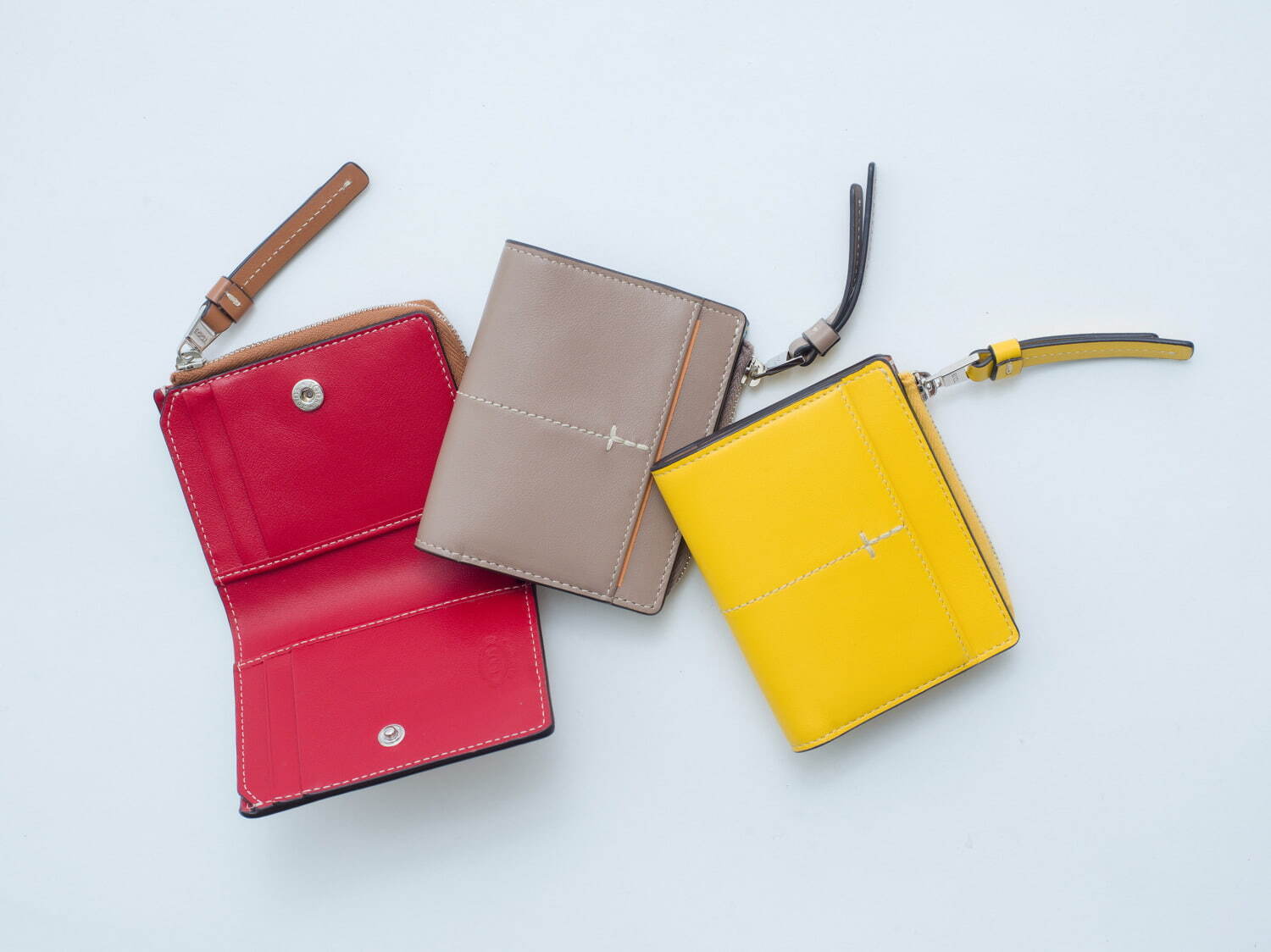 トッズ×ロンハーマン、内と外で“色が異なる”鮮やかレザーのウィメンズ