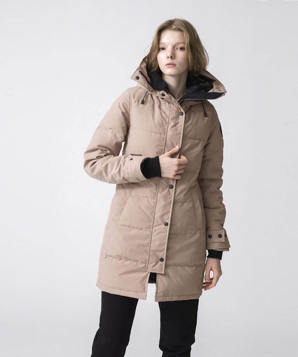 カナダグースのウィメンズダウンジャケット、フード付き“すっきり